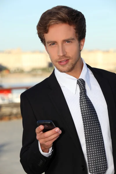 Jeune homme avec un téléphone portable — Photo