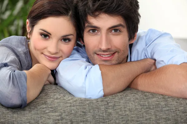 Νεαρό ζευγάρι σε καναπέ — Φωτογραφία Αρχείου