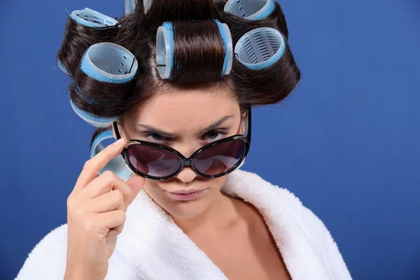 Fiatal nő csavarók a haj formázásához és napszemüveg — Stock Fotó