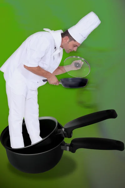 Φωτογραφία-μοντάζ του μάγειρα στέκεται σε τηγάνια — Φωτογραφία Αρχείου