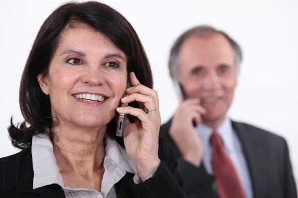 Mogna affärskvinna på telefon — Stockfoto