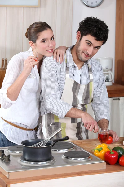 Retrato de homem jovem cozinhar na cozinha com a namorada — Fotografia de Stock