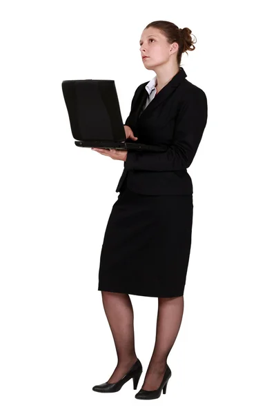 En fundersam affärskvinna med en bärbar dator. — Stockfoto