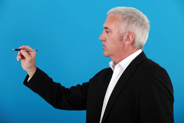 Lehrer hält Stift in der Hand — Stockfoto