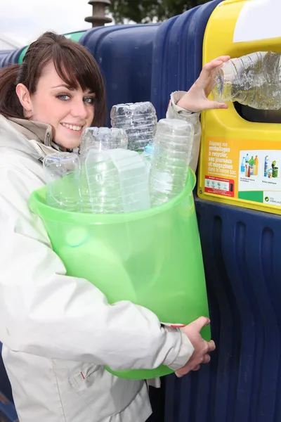 Młoda kobieta recyklingu butelek z tworzyw sztucznych — Zdjęcie stockowe