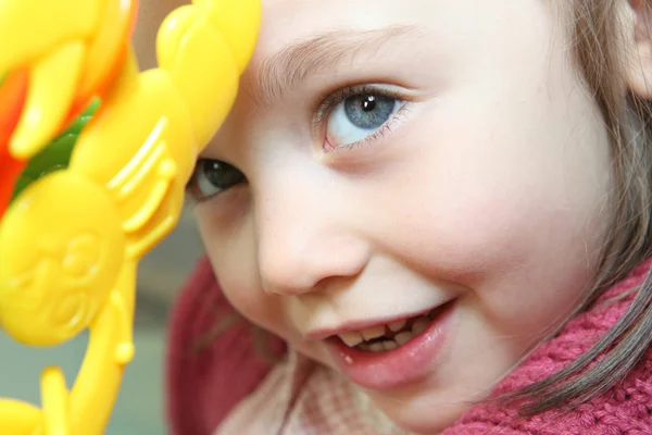 Маленькая девочка играет с игрушкой — стоковое фото