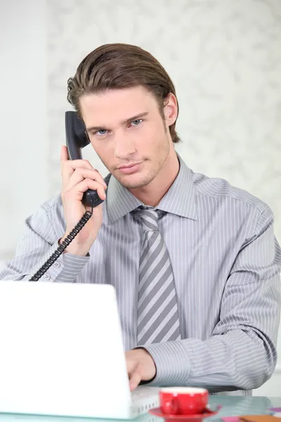 Jovem empresário fazendo uma chamada — Fotografia de Stock