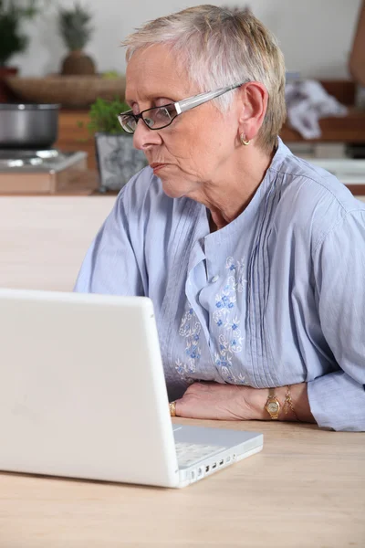 Ηλικιωμένης έχοντας on-line βοήθεια — Φωτογραφία Αρχείου