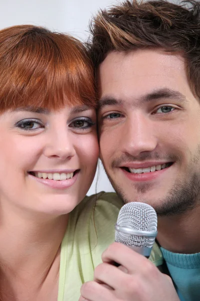 Retrato de jovem casal cantando — Fotografia de Stock