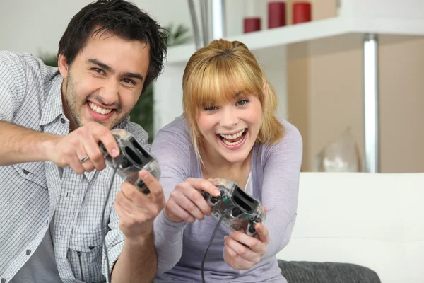 Пара, играющая в видеоигры дома — стоковое фото