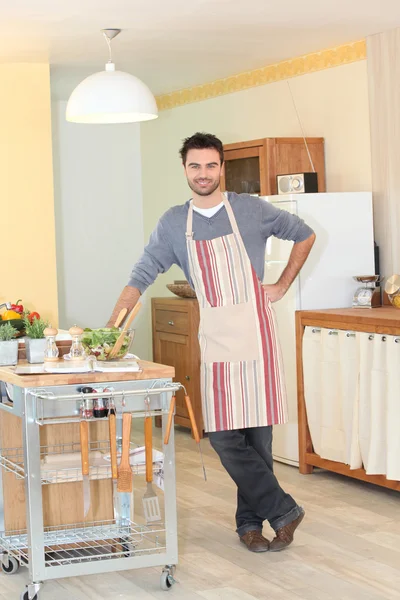 Adam onun mutfakta yemek hazırlama — Stok fotoğraf