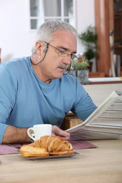 Retrato de um homem idoso no café da manhã — Fotografia de Stock