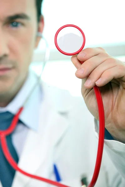Arzt nähert sich Stethoskop der Kamera — Stockfoto