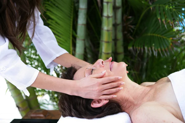 Vrouw met een massage in de spa — Stockfoto