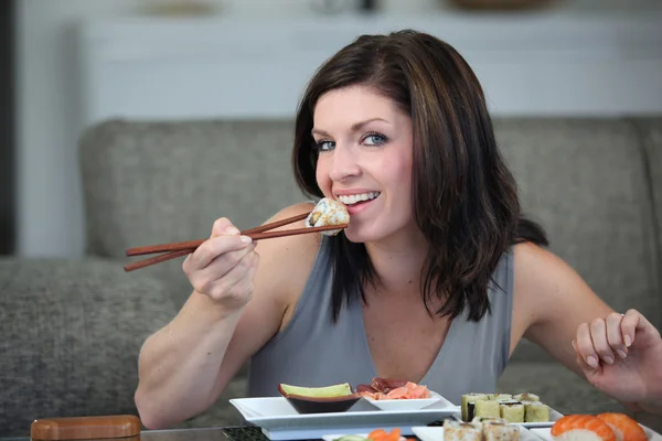 Mulher comendo comida japonesa — Fotografia de Stock