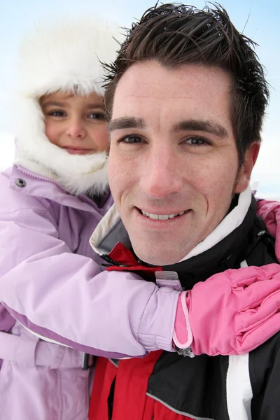 Отец и дочь на лыжах — стоковое фото