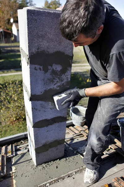 Arbeiter beim Errichten einer Steinplatte — Stockfoto