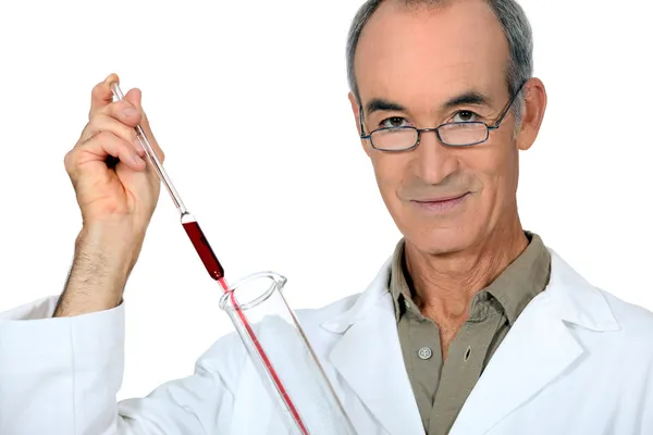 Male scientist conducting experiment — Stock Photo, Image