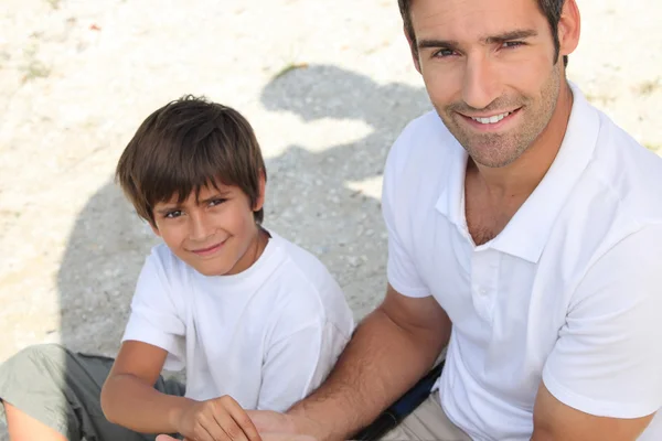 父亲和儿子在海滩上 — 图库照片