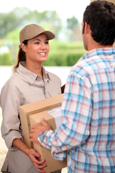 Vrouwelijke courier leveren pakket — Stockfoto