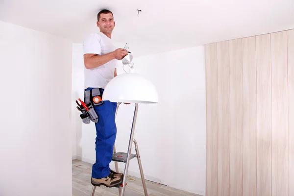 Handyman fixação de luz de teto — Fotografia de Stock