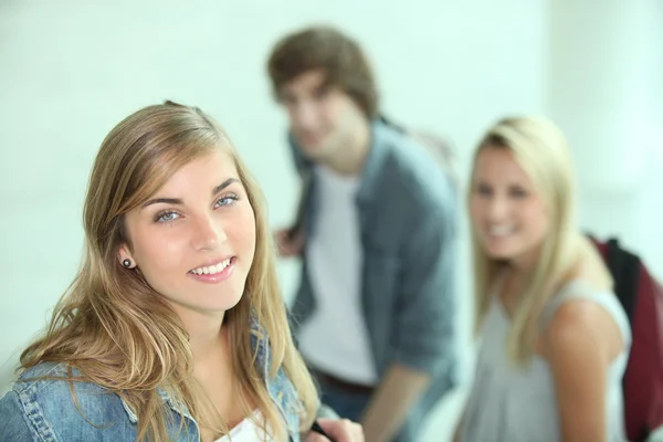 Drei Teenager gehen in die Klasse — Stockfoto