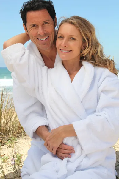 Retrato de pareja en dunas con toallas — Foto de Stock