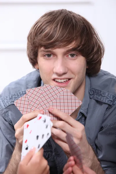 Adolescente menino jogando cartas — Fotografia de Stock