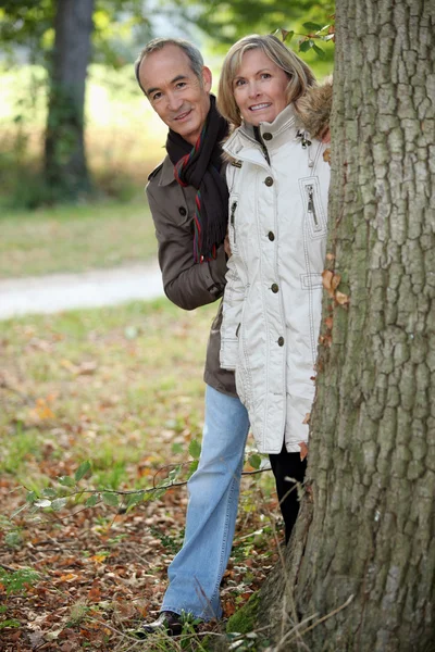 Starsza para się na jesienny spacer — Zdjęcie stockowe