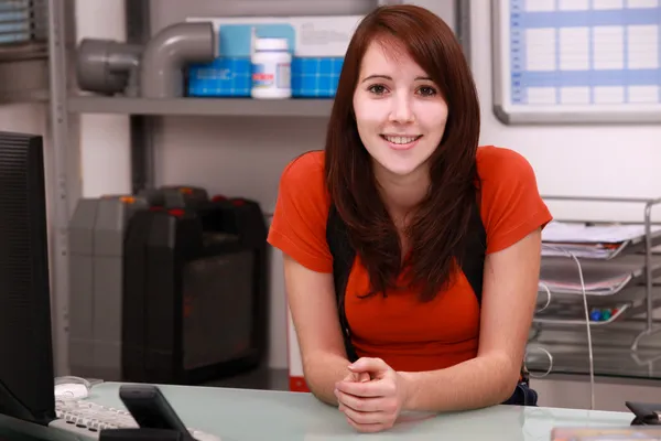 Ung kvinna som arbetar på kontoret av en VVS-firma — Stockfoto