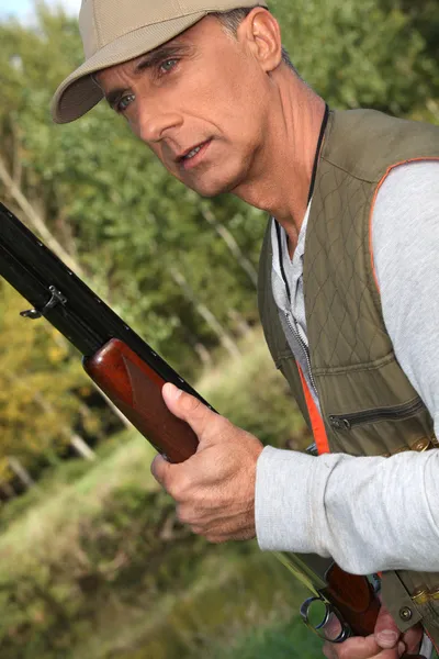 Hunter com uma espingarda — Fotografia de Stock