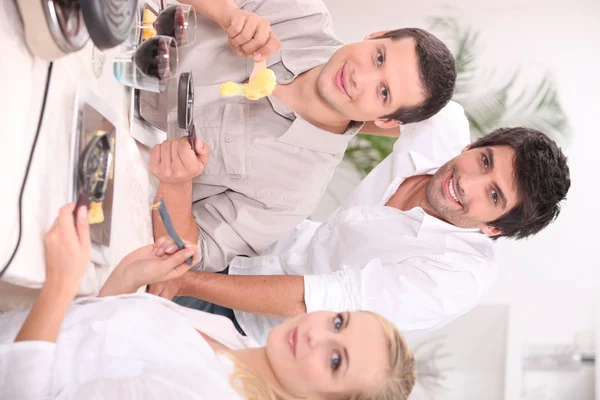 Amigos comendo raclette — Fotografia de Stock