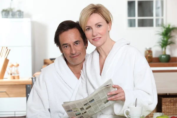 Couple reading the newspaper — Stock Photo, Image