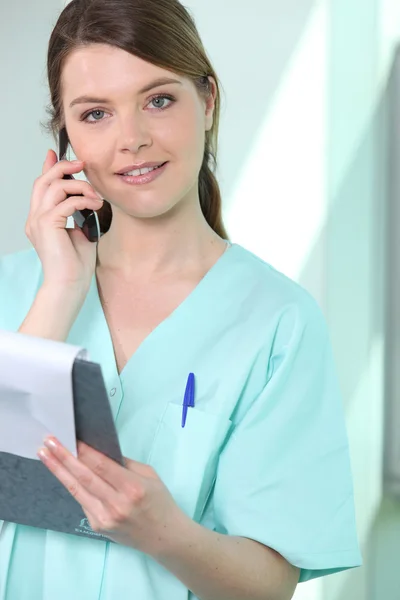 Enfermeira ao telefone — Fotografia de Stock