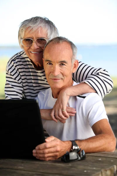 Couple âgé avec ordinateur — Photo