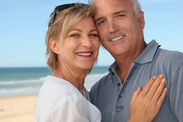 Mature couple at the beach — Stock Photo, Image