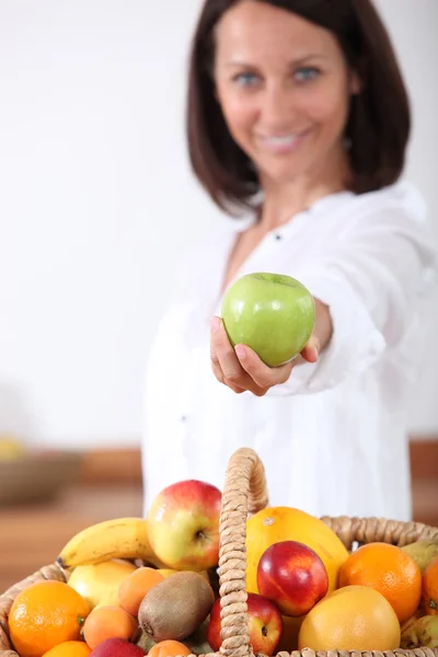 Mujer sosteniendo manzana verde —  Fotos de Stock