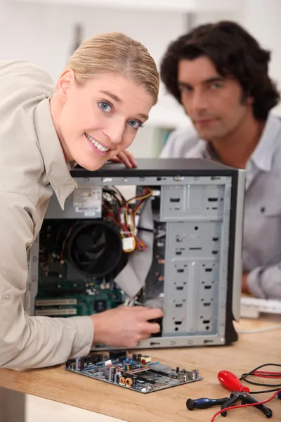 Casal tentando reparar computador — Fotografia de Stock