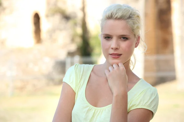 Donna bionda che cammina in un villaggio — Foto Stock