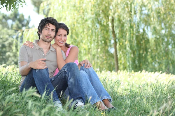 Couple sat in park — Stock Photo, Image