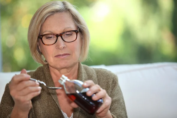 Grandmother pouring syrup — Stock Photo, Image