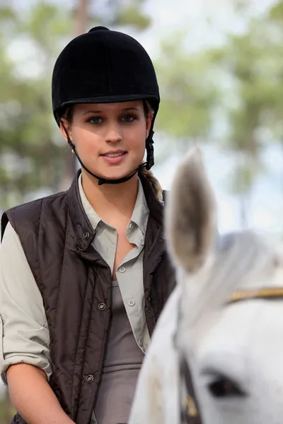 Jeune fille chevauchant un cheval — Photo