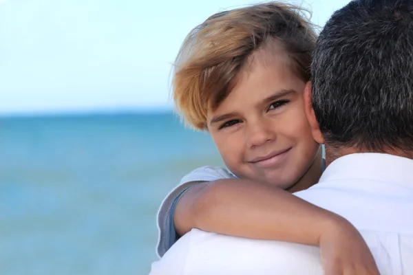 Ojciec trzymający syna na plaży — Zdjęcie stockowe