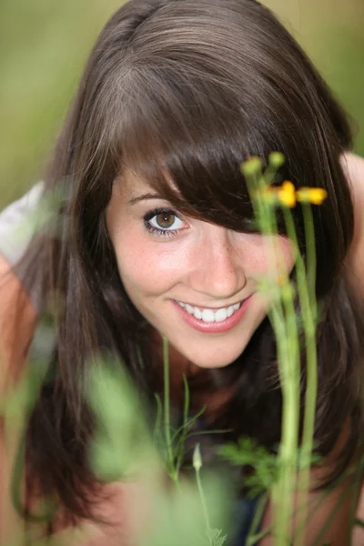 풀밭에 무릎을 꿇 고 젊은 여자의 근접 촬영 — 스톡 사진