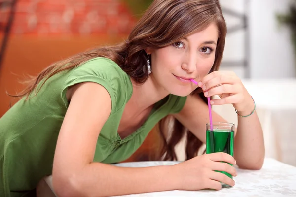 Жінка п'є м'ятну воду зі смаком — стокове фото