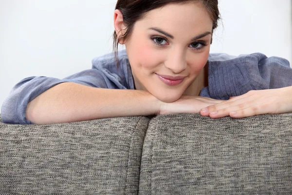 Nice brunett poserar på hennes soffa. — Stockfoto