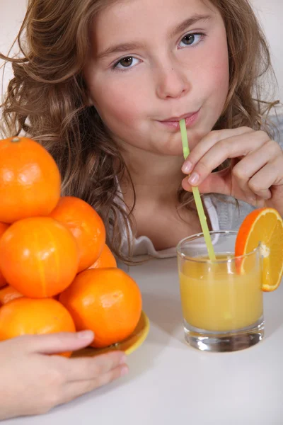 オレンジジュース飲んでる女の子 — ストック写真