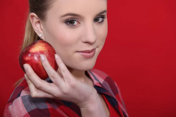 Ελκυστική γυναίκα, κρατώντας ένα κόκκινο μήλο — Φωτογραφία Αρχείου