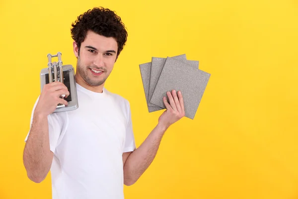 年轻人用瓷砖切割机 — 图库照片