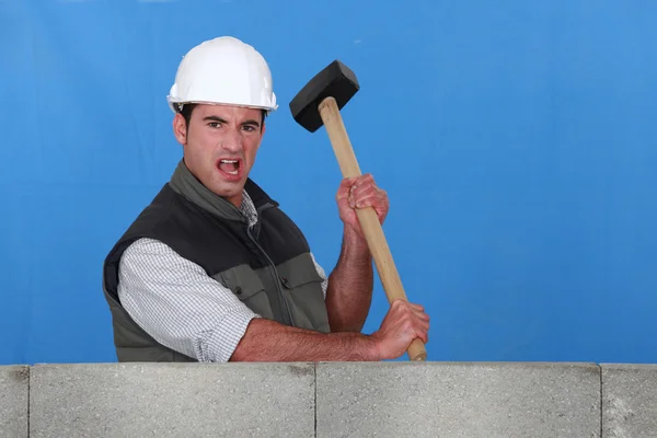 愤怒的建筑工人用锤子 — 图库照片
